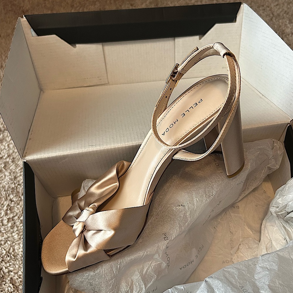 NIB Pelle Moda Nikia silk sandal, size 9.5